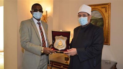 وزير الأوقاف يهدي نظيره السوداني درع الوزارة