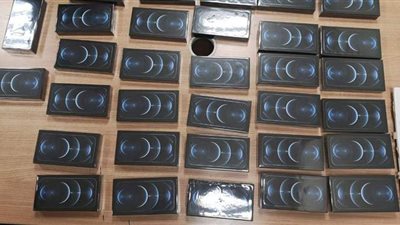 ضبط محاولة تهريب 32 هاتف «آيفون» بحوزة راكب في مطار القاهرة