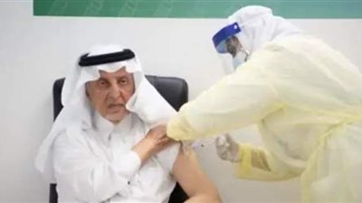 أمير مكة يتلقى الجرعة الأولى من لقاح كورونا