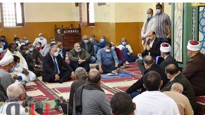 محافظ أسوان يلتقي أهالي أبو الريش ويعد بحلول جذرية للمشاكل والاحتياجات