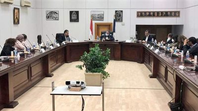 وزير السياحة يناقش إطلاق حملة ترويجية وتسويقية لمصر بالخارج