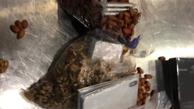 الوزن كشفها.. إحباط تهريب هواتف محمولة داخل أكياس 