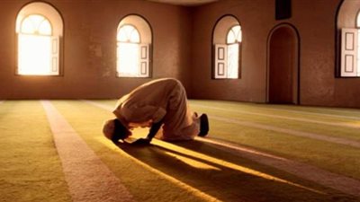 هل يجوز تأجيل صلاة الفجر إلى ما قبل الشروق؟.. وهل أحاسب على ذلك أم أثاب؟