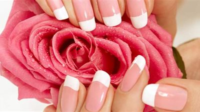 الأظافر الاصطناعية كادت تودي بحياة امرأة بريطانية