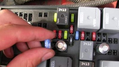 أسهل 7 طرق لفحص فيوزات السيارة وتغيير التالف منها | صور