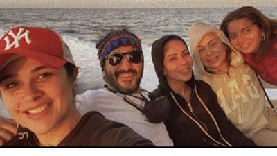 أحمد حلمي ومنى زكي رفقة ياسمين عبد العزيز في البحر