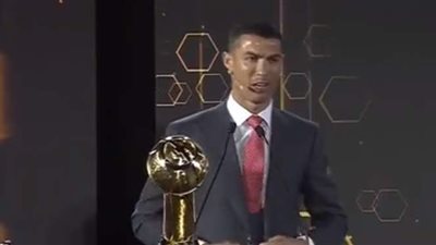 رونالدو بعد فوزه بجائزة لاعب القرن: شكرا صديقتي.. والأخيرة ترد | فيديو