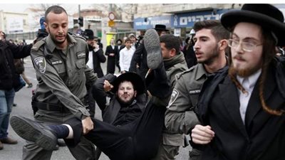 فيديو لشرطي إسرائيلي يضع ركبته على رقبة أحد المتظاهرين يثير أزمة