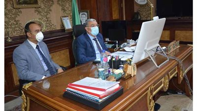 محافظ المنيا يتابع مع رئيس مجلس الوزراء الوضع الصحي
