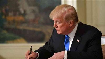 الملايين يخسرون إعانات البطالة.. ترامب يوقع تشريع حزمة مساعدات جائحة كورونا والإنفاق