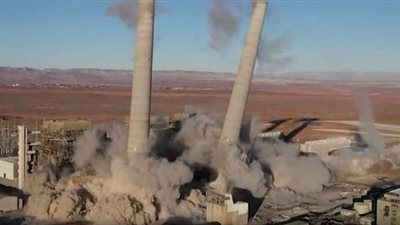 لحظة تفجير وانهيار 3 مداخن خرسانية عملاقة في أمريكا | فيديو