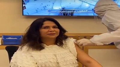 بين القلق والخوف.. ردة فعل الفنانة نوال الكويتية لحظة حقنها بلقاح كورونا | فيديو