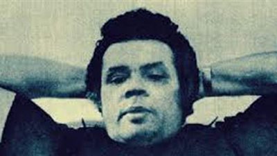 الموسيقار على إسماعيل يقص شعره بأمر من عبد الناصر