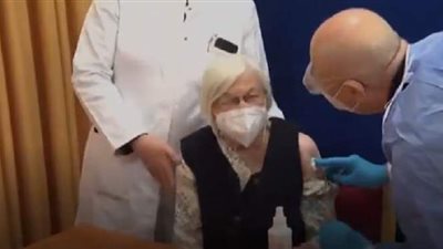 الخارجية الألمانية تحتفي بتلقي أول معمرة  لقاح كورونا في برلين