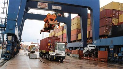 70 سفينة بميناء الإسكندرية.. ونشاط بحركة الشاحنات والبضائع