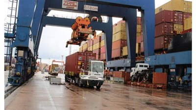 خروج 50 حاوية عبر السكك الحديدية من ميناء الإسكندرية إلى دمياط