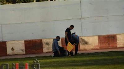 الجهاز الطبي لبلدية المحلة ينقذ حكم مباراة الأوليمبي بعد سقوطه على الأرض | صور