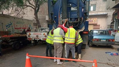 تطهير شبكة الصرف الصحي بشارعي 
