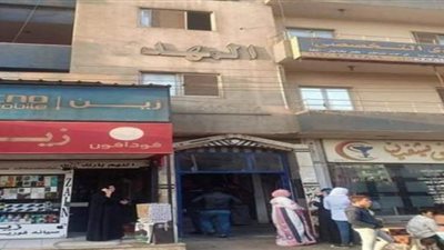 لحظة طعن مريض نفسي المواطنين في موقف شبين القناطر | فيديو