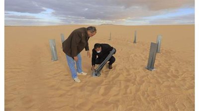 تثبيت الكثبان الرملية.. مهمة صعبة يخوضها 