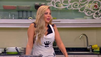 ريم مصطفى تبهر إسعاد يونس بقدرتها في لف ورق الكرنب وخرط الملوخية | فيديو