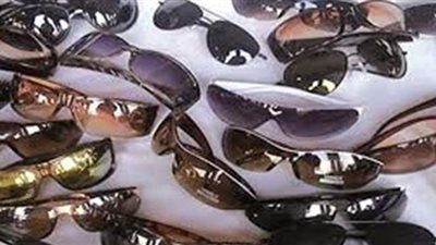 ضبط 13 ألف نظارة شمسية مقلدة لعلامات تجارية داخل محل بالقاهرة