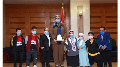 وزيرة التضامن تلتقي قصار القامة لبحث مشكلاتهم | صور