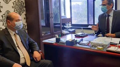 بالتنسيق بين 