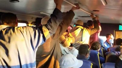 فوق بعض داخل أتوبيس.. عمال 