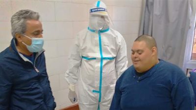 وكيل صحة قنا يزور شابا من ذوي الهمم ووالدته من مصابي كورونا بالعزل