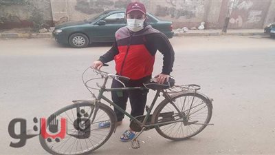«دليفري بعجلة».. «خالد» يلجأ إلى دراجته القديمة لمواجهة البطالة في بني سويف: «كورونا» فصلتني من المصنع.. لو عندي «موتوسيكل» هيفرق كتير | فيديو