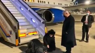 بعد نزوله من طائرة الملياردير الأمريكي أديلسون .. الجاسوس بولارد يقبل أرض مطار لحظة وصوله إسرائيل (فيديو)