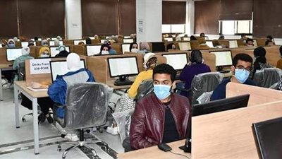 إجراء الاختبارات الإلكترونية بكليتي 