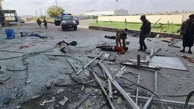 التفاصيل الكاملة لانفجار مطار عدن.. نقل وزراء الحكومة اليمنية الجديدة إلى قصر معاشيق الرئاسي.. وأنباء عن مقتل وإصابة 25 شخصا