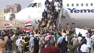 لحظة قصف مطار عدن  أثناء وصول طائرة الحكومة اليمنية | فيديو وصور