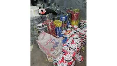 حماية المستهلك يضبط مصنعا يقلد علامة تجارية شهيرة بالقليوبية