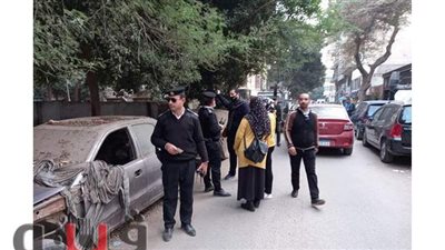 رفع السيارات المتهالكة والمتروكة بشارع لطفي حسونة في الدقي | صور