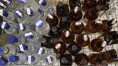 التحقيق مع مالك سوبر ماركت ضبط بحوزته على كميات من الخمور والكحوليات