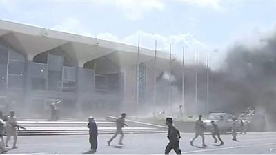 بعد انفجار عدن.. نقل رئيس الحكومة اليمنية والوزراء إلى مكان آمن