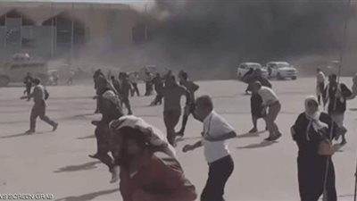 كيف تم استهداف مطارعدن لحظة وصول الحكومة اليمنية؟| فيديو