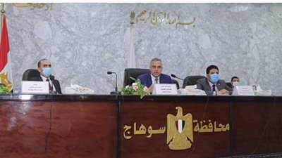 محافظ سوهاج ونائبه يلتقيان 40 شابا وفتاة في اللقاء الدوري الثاني