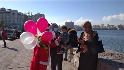 بابا نويل يصنع البهجة في شوارع الإسكندرية | صور