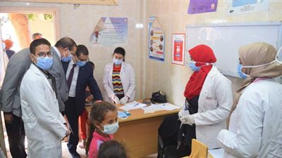 الكشف على 731 مريضا بقافلة جامعة سوهاج الطبية في قرى أخميم | صور