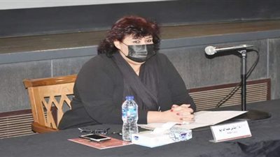 وزيرة الثقافة تناقش مع رؤساء الهيئات والقطاعات خطة العمل فى ظل كورونا