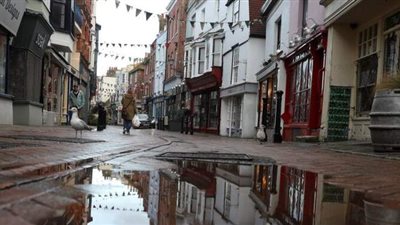 بريطانيا تفرض قيودا أشد صرامة بعد انتشار سلالة كورونا الجديدة