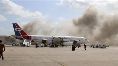 لقطات حية للحظات الهلع الأولى بعد الانفجارات في مطار عدن| فيديو