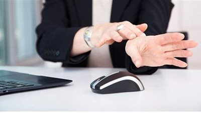 العمل على الحاسوب طويلاًيهددك بمتلازمة النفق الرسغي