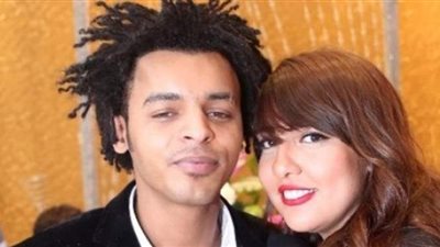 أوكا: مبحبش ذوق مراتي مي كساب في اللبس.. وهذا سبب زواجي منها