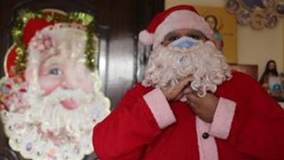 بعربة سندريلا.. بابا نويل يوزع الكمامات على المواطنين في الأقصر| صور