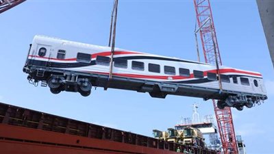 وصول دفعة جديدة من عربات السكك الحديدية إلى موانئ الإسكندرية